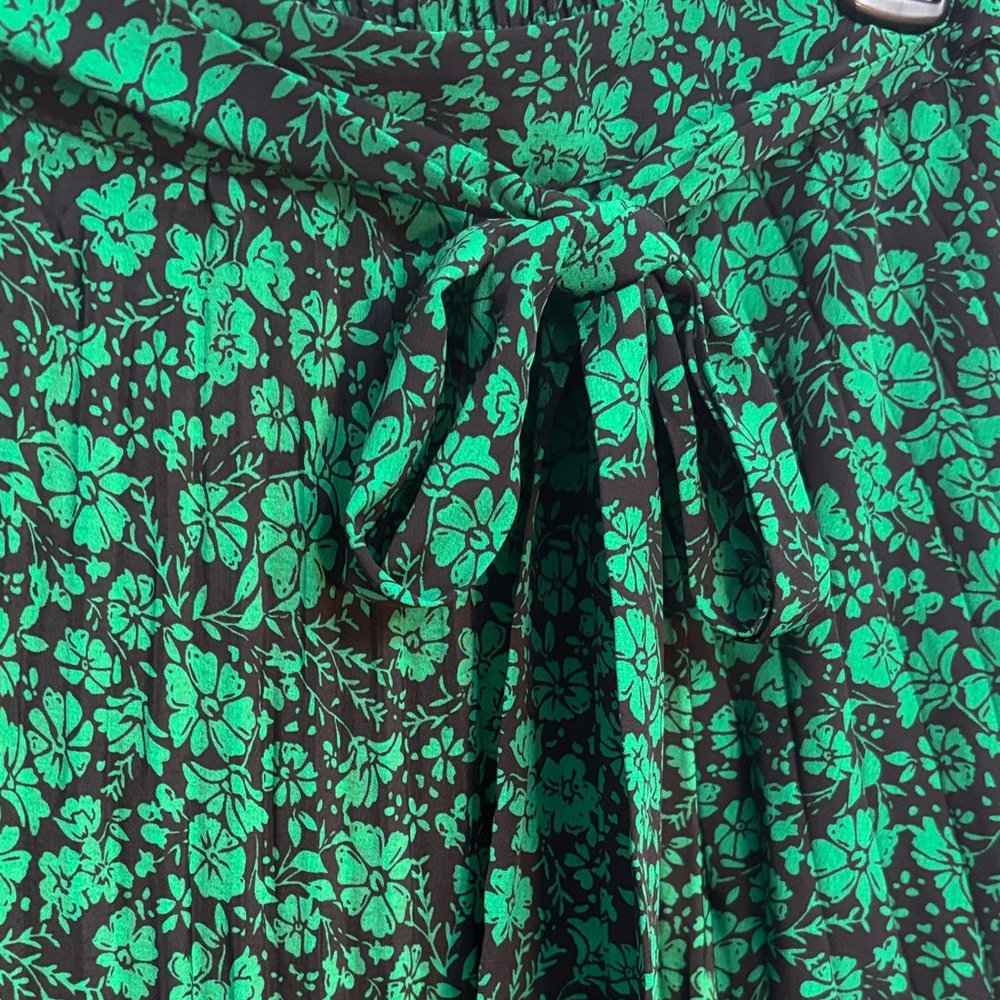 Skies Are Blue Pleated Floral Midi Skirt -Size Medium Like New - Picture 8 of 8